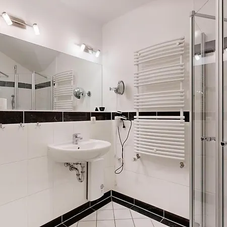 Strandnahe Fewos Mit 2 Schlafzimmern Und Balkon, Residenz Prorer Wiek, 公寓 宾茨